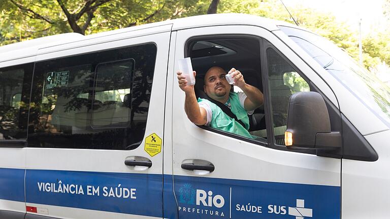 Mit modifizierten Mücken im Kampf gegen Dengue in Brasilien       -  Ein Mitarbeiter des brasilianischen Instituts Fiocruz setzt in Rio de Janeiro Gelbfiebermücken frei, die mit Wolbachia-Bakterien modifiziert wurden. (Archivbild)