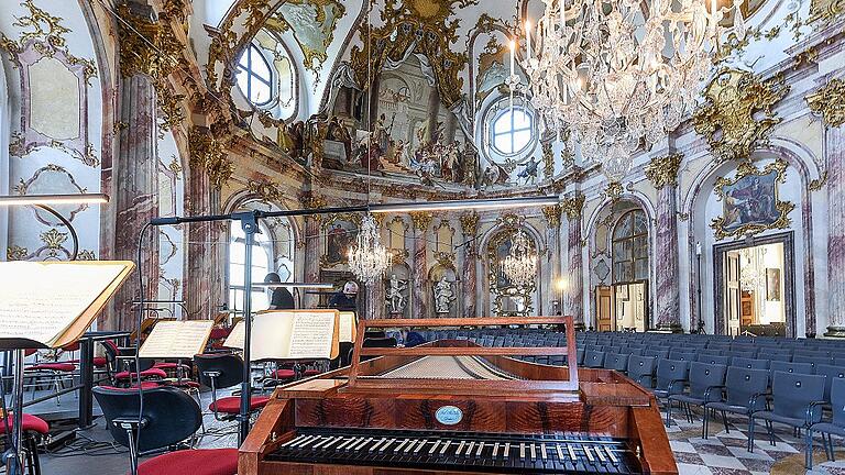 Die Bühne ist bereit: der Kaisersaal vor der konzertanten Aufführung von Mozarts &bdquo;Cosi fan tutte&ldquo;. Wie sich herausstellen wird, kann sich das Ensemble mühelos behaupten gegen diese denkbar prunkvollste Kulisse.