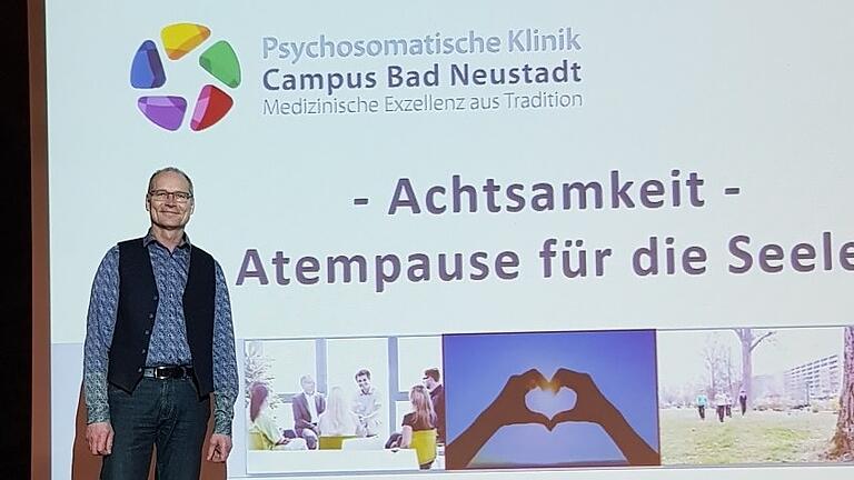 Guido Loy, Leitender Oberarzt und Leiter der Tagesklinik der Psychosomatischen Klinik Bad Neustadt, berichtete bei der Bürgervorlesung am Dienstag, 3. März, in Bad Königshofen über das Thema 'Achtsamkeit - Atempause für die Seele'. Guido Loy, Leitender Oberarzt und Leiter der Tagesklinik der Psychosomatischen Klinik Bad Neustadt, berichtete bei der Bürgervorlesung am Dienstag, 3. März, in Bad Königshofen über das Thema 'Achtsamkeit - Atempause für die Seele'.