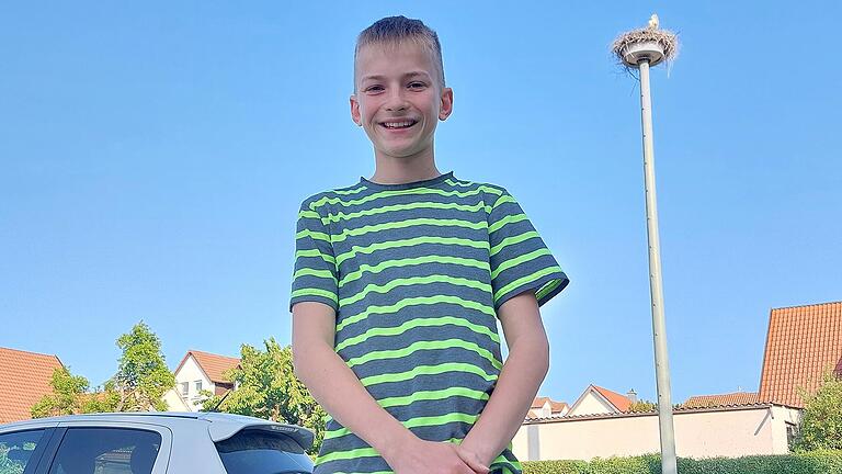 Der 13-jährige Jonathan Bodenstein hat den kleinen Storch am Fuße des Horstes in Salz gefunden. Daraufhin nahm eine außergewöhnliche Rettungskette ihren Lauf. Der 13-jährige Jonathan Bodenstein hat den kleinen Storch am Fuße des Horstes in Salz gefunden. Daraufhin nahm eine außergewöhnliche Rettungskette ihren Lauf.