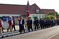 Mit einem Festzug zogen die Feuerwehrkameradinnen und Feuerwehrkameraden und ihre Gäste nach einem Gottesdienst in der Pfarrkirche zum Festgelände am Feuerwehrhaus. Die Musikkapelle Erbshausen-Sulzwiesen und Landrat Thomas Eberth führten den Zug an.