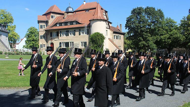 Einzug der Bürgerwehr in den Schlosshof in Rüdenhausen.