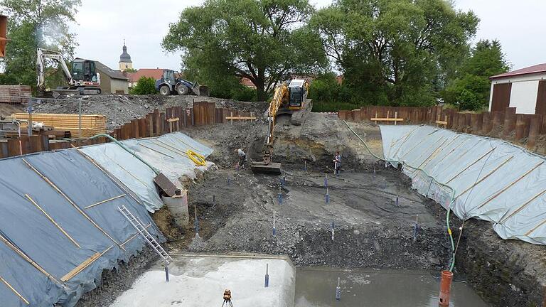 Steht unter Wasser: Die Baugrube für die neue Pumpstation samt Mischwasserbehandlungsanlage des Abwasserzweckverbandes Kolitzheim-Sulzheim im Südwesten von Herlheim. Das einsickernde Grundwasser muss rund um die Uhr abgepumpt werden.