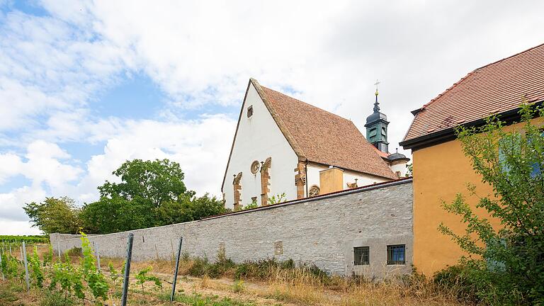 Die Kapelle 'Maria im Weingarten' in Volkach ist umgeben von einer hohen Mauer, an die sich das Wohnhaus (rechts) anschließt. Die Räuber hievten 1962 ihr Beute aus der Kirche über die Mauer auf den Pritschenwagen. Die Kapelle 'Maria im Weingarten' in Volkach ist umgeben von einer hohen Mauer, an die sich das Wohnhaus (rechts) anschließt. Die Räuber hievten 1962 ihr Beute aus der Kirche über die Mauer auf den Pritschenwagen.