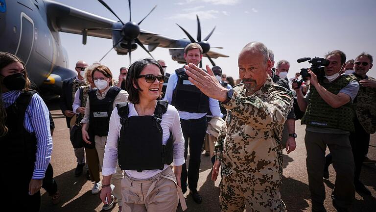 Der Einsatz der deutschen Blauhelme in Mali steht auf dem Prüfstand. Das Bild zeigt Außenministerin Annalena Baerbock (Bündnis 90/Die Grünen) im April auf dem Flughafen in Gao bei der Begrüßung durch den deutschen Kontingentführer Peter Küpper aus Veitshöchheim. Der Einsatz der deutschen Blauhelme in Mali steht auf dem Prüfstand. Das Bild zeigt Außenministerin Annalena Baerbock (Bündnis 90/Die Grünen) im April auf dem Flughafen in Gao bei der Begrüßung durch den deutschen Kontingentführer Peter Küpper aus Veitshöchheim.