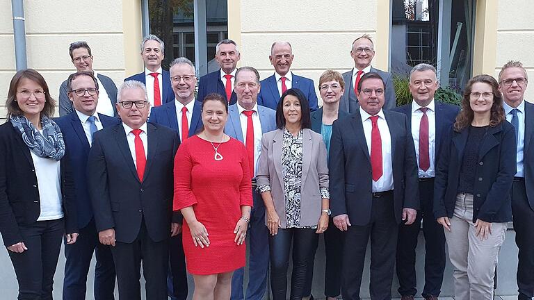 Das Foto zeigt die Sparkassen-Jubilare mit (hinten von links) Personalratsvorsitzender Beate Giebfried sowie den Sparkassen-Vorständen Peter Schleich, Berthold Stahl, Roberto Nernosi und Andreas Linder.