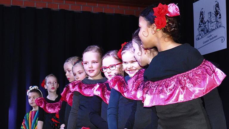 Die Showtanzgruppe Bambinis tanzte zu südamerikanischen Melodien. Die Showtanzgruppe Bambinis tanzte zu südamerikanischen Melodien.