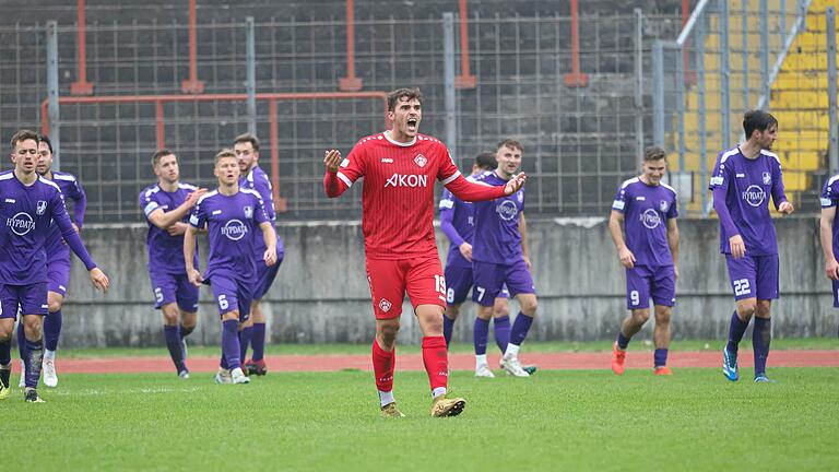 Die Spieler von Schwaben Augsburg freuen sich im Hintergrund über das 1:1, Kickers-Akteur Marius Uhl (vorne) versucht seine Mitspieler wachzurütteln.