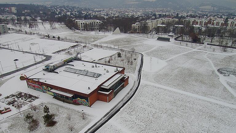 Ein grüner Park mit winterlich-weißem Anstrich: Seit Freitag ist das frühere Landesgartenschau-Areal der Öffentlichkeit zugänglich. Vieles bleibt erhalten. Doch das Kopfgebäude der ehemaligen Mall, bei der LGS der 'Food Court', wird Platz machen für den Wohnungsbau.