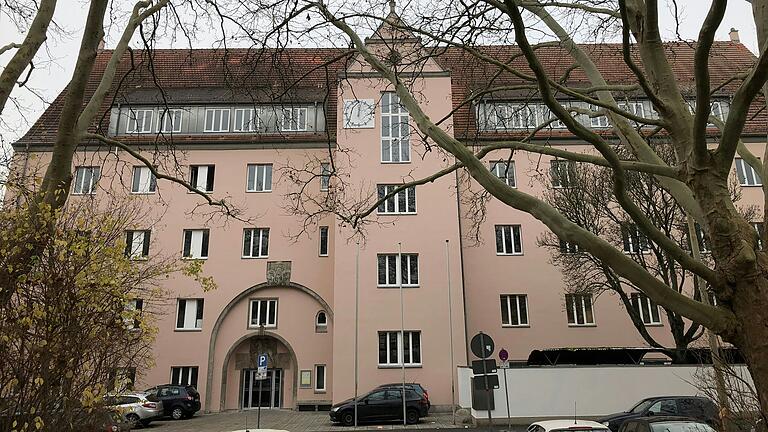 Die Friedrich-Fischer-Schule (FOS/BOS) in Schweinfurt besuchten im Schuljahr 2022/23 insgesamt 758 Schülerinnen und Schüler, der Großteil aus den an Schweinfurt angrenzenden Landkreisen. Die Friedrich-Fischer-Schule (FOS/BOS) in Schweinfurt besuchten im Schuljahr 2022/23 insgesamt 758 Schülerinnen und Schüler, der Großteil aus den an Schweinfurt angrenzenden Landkreisen.