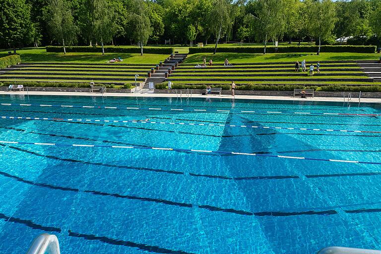 Viel Grün bietet das Silvana-Freibad in Schweinfurt. Im hinteren Bereich lässt sich unter den Bäumen ein Schattenplatz finden.&nbsp;