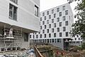 Das neue Studentenwohnheim an der Grombühlbrücke ist weitgehend fertiggestellt. Zum 1. Oktober sollen die ersten drei Häuser bezugsfertig sein. Foto Thomas Obermeier