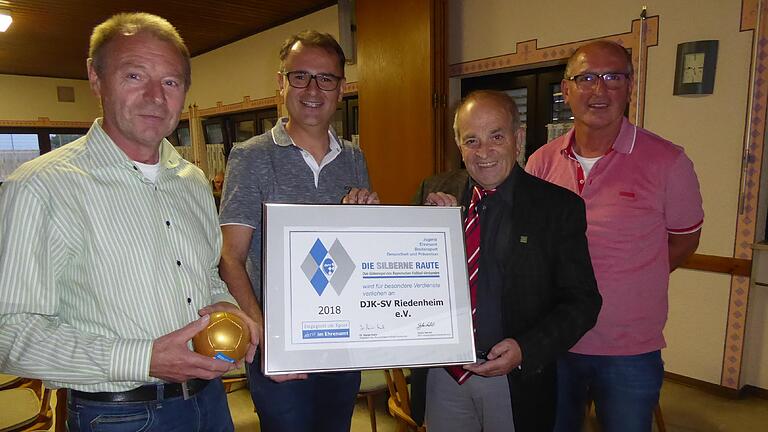 Hohe Auszeichnung. Die Silberne Raute des BFV bekam der Sportverein Riedenheim verliehen. Das Bild zeigt (von links) Bürgermeister Edwin Fries, Jochen Raps, Ludwig Bauer und Peter Carl.