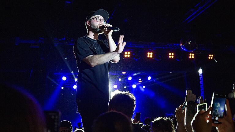 Wie hier bei seinem Auftritt zuletzt in der Würzburger Posthalle will Mark Forster auch den bis zu 10.000 Besuchern in Bad Neustadt auf dem Festplatz einheizen.