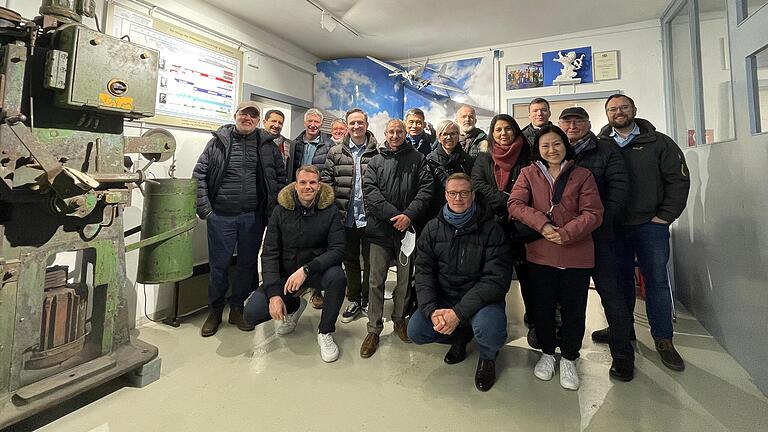 Im Bild: Rüdiger Sontheimer Vorsitzender AKI (stehend dritter von links) und Museumsleiter des Industriemuseums Schweinfurt Wolfgang Rücknagel (stehend zweiter von rechts) führten das Internationale Team SKF Bereich Vehicle Aftermarket durch das Industriemuseum Schweinfurt. Im Bild: Rüdiger Sontheimer Vorsitzender AKI (stehend dritter von links) und Museumsleiter des Industriemuseums Schweinfurt Wolfgang Rücknagel (stehend zweiter von rechts) führten das Internationale Team SKF Bereich Vehicle Aftermarket durch das Industriemuseum Schweinfurt.
