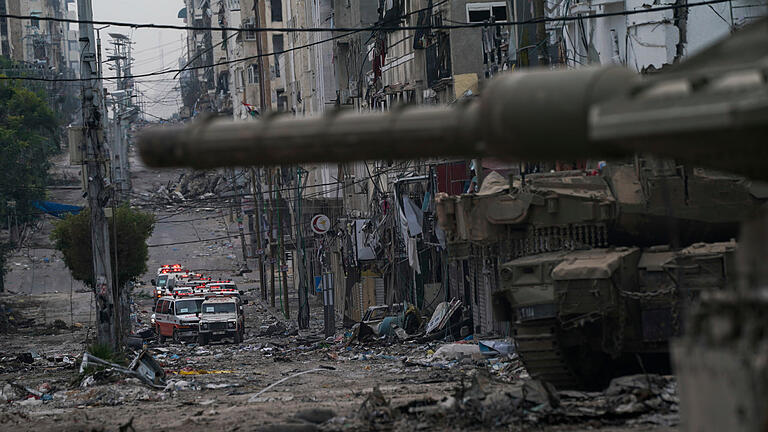 Nahostkonflikt- Gaza.jpeg       -  Palästinensische Gebiete, Gaza: Krankenwagen stehen in der Nähe eines Panzers der israelischen Streitkräfte im Gazastreifen.