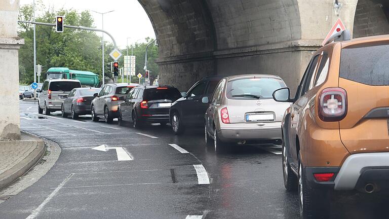 Die Sicht des Autofahrers: Stau auf der B8 in Kitzingen, hier am Eisenbahnviadukt, wo sich zwei der städtischen Hauptachsen kreuzen.