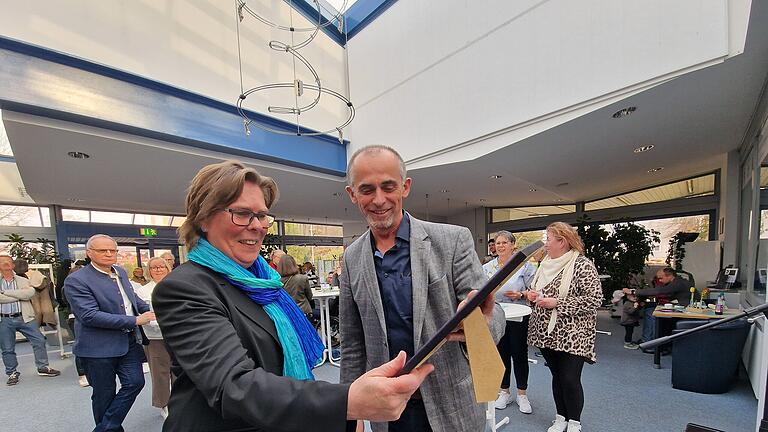 Dieter Wendel überreichte an Chorleiterin Daniela Wagner eine Urkunde zum 100-jährigen Bestehen des Posaunenchors Bad Brückenau. - Dieter Wendel überreichte an Chorleiterin Daniela Wagner eine Urkunde zum 100-jährigen Bestehen des Posaunenchors Bad Brückenau. Dieter Wendel überreichte an Chorleiterin Daniela Wagner eine Urkunde zum 100-jährigen Bestehen des Posaunenchors Bad Brückenau. - Dieter Wendel überreichte an Chorleiterin Daniela Wagner eine Urkunde zum 100-jährigen Bestehen des Posaunenchors Bad Brückenau.