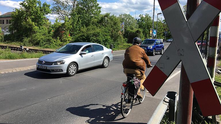 Die Frage, wie der Bahnübergang der Carl-Zeiß-Straße in Schweinfurt vor dem Sennfelder Bahnhof bei einer Reaktivierung der Steigerwaldbahn gestaltet würde, ist ein wichtiger Punkt in der Diskussion über Für und Wider.