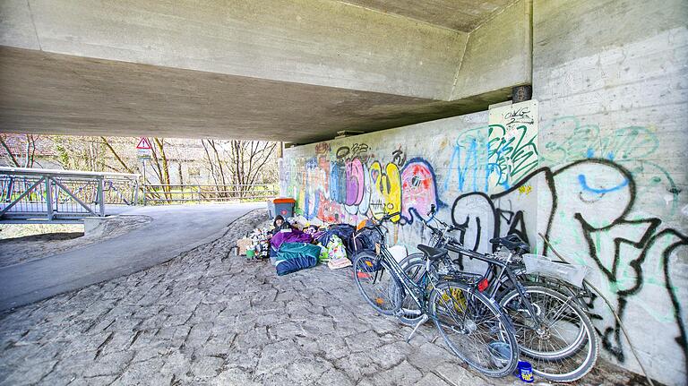 Der Schlafplatz des Obdachlosen liegt an einem Fußweg, der von einem Wohngebiet zur Innenstadt führt. Viele Menschen kommen hier vorbei, beispielsweise auf dem Weg zur Arbeit oder zum Einkaufen. Der Schlafplatz des Obdachlosen liegt an einem Fußweg, der von einem Wohngebiet zur Innenstadt führt. Viele Menschen kommen hier vorbei, beispielsweise auf dem Weg zur Arbeit oder zum Einkaufen.