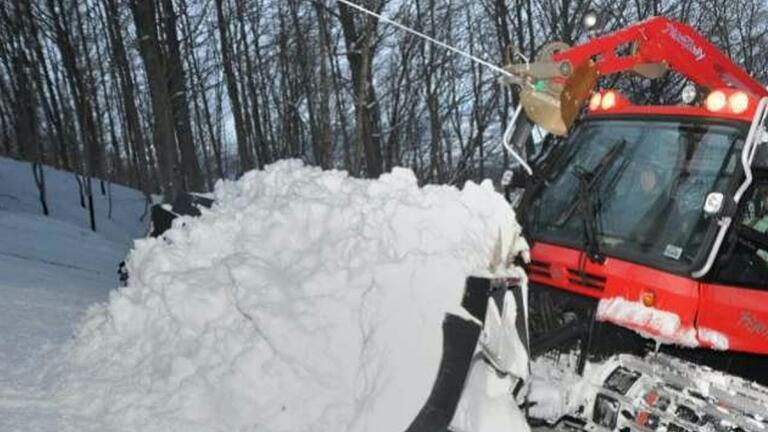 In Aktion: Mithilfe der Seil-Sicherung kann die Pistenraupe auch im steilen Gelände den Schnee walzen und dort hinbringen, wo er hin soll.