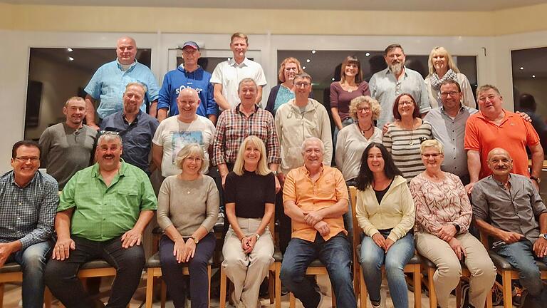 50 Jahre nach ihrer Schuleinschreibung in Traustadt trafen sich die ehemaligen Schüler aus Donnersdorf, Pusselsheim und Traustadt im Sportheim des FC Blau-Weiß Donnersdorf zu einem Wiedersehen. Beim aktuellen 'Klassenfoto' wurde die gleiche Aufstellung der Schüler wie vor 50 Jahren in der Grundschule vorgenommen.