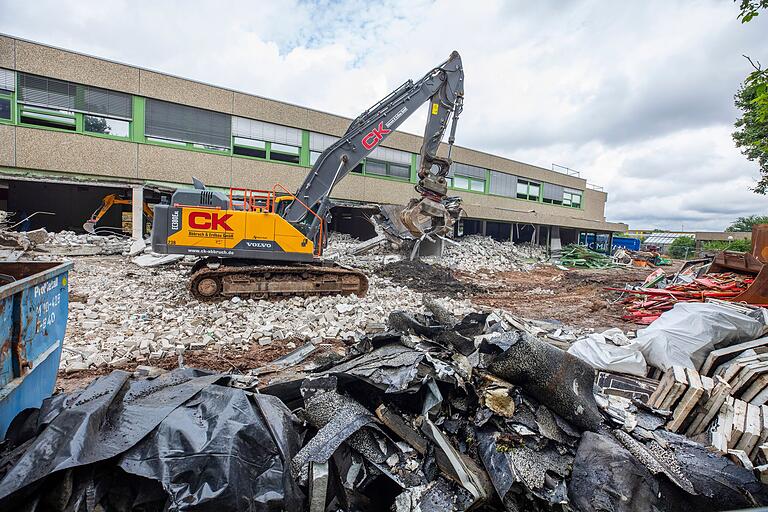 Die Bagger sind schon da: Der Altbau des Berufsschulzentrums Alfons Goppel wird eingelegt.