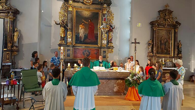 Kinder um den Altar beim Vater Unser.