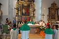 Kinder um den Altar beim Vater Unser.