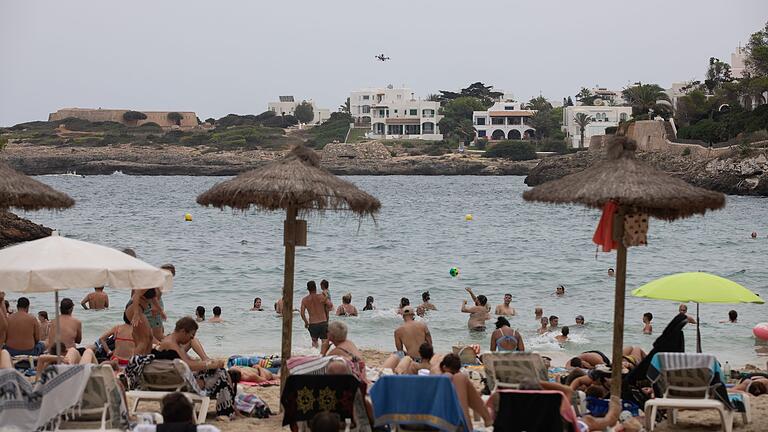 Sicherheitsdrohne auf Mallorca       -  Rettungsschwimmer klagen über Personalmangel und Überbelastung. (Foto Produktion)