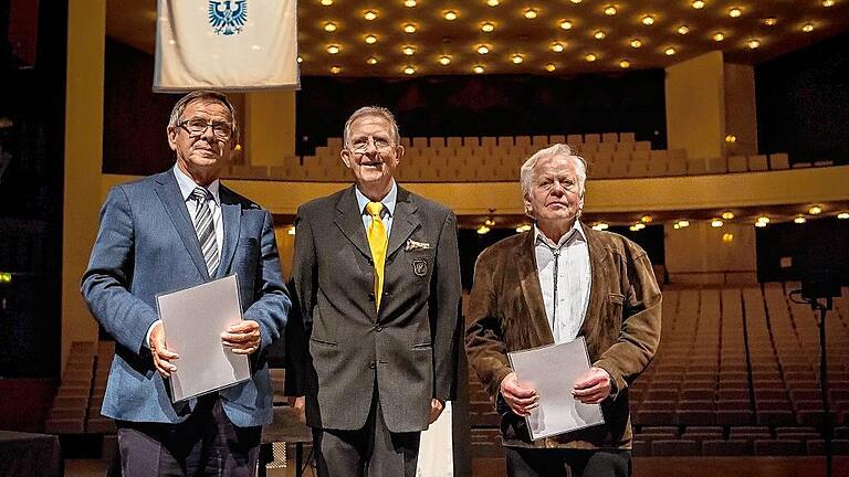 Klaus Glöckle (links) und Peter Vollert (rechts) sind Ehrenmitglieder. In der Mitte Georg Kreiner.