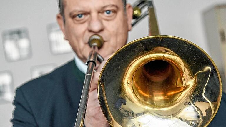 Tiefes Blech: Manfred Ländner und seine Posaune. Tiefes Blech: Manfred Ländner und seine Posaune.