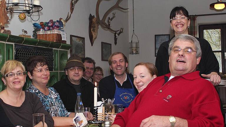 Heike Wolf (Zweite von links) und ihr Mann Paul Wolf inmitten einer fröhlichen Runde am Kachelofen der Gaststube. Heike Wolf (Zweite von links) und ihr Mann Paul Wolf inmitten einer fröhlichen Runde am Kachelofen der Gaststube.