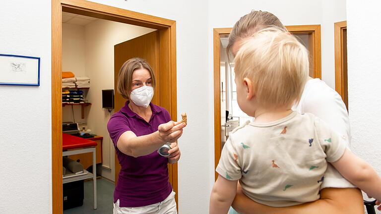 Mehrere Kinder- und Jugendärzte haben gemeinschaftlich eine 'Überlastungsanzeige' formuliert. Im Bild: Die Kinderärztin Anja Hauth in ihrer Praxis in Schonungen.