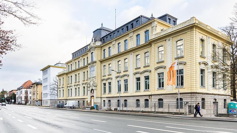 Die ehemalige Augenklinik am Röntgenring in Würzburg Anfang dieses Jahres: Die Sanierung ist da schon fast beendet, im Mai soll das Gebäude wiedereröffnet werden.