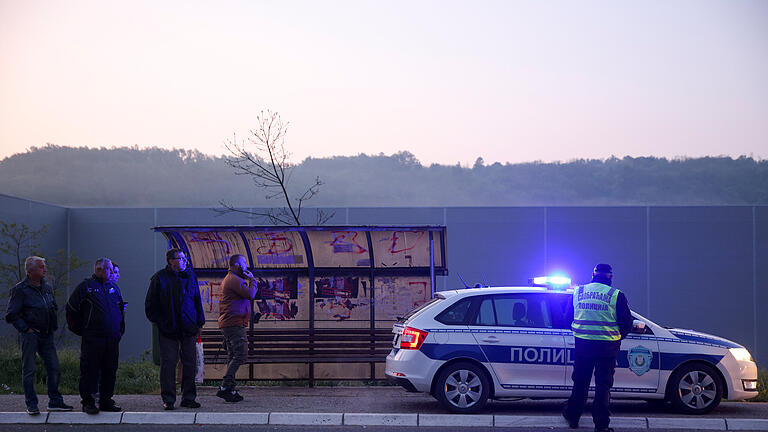 407061661.jpg       -  Ein Mann hat in Serbien mit einer Schnellfeuerwaffe auf eine Gruppe von Menschen geschossen und acht von ihnen getötet.