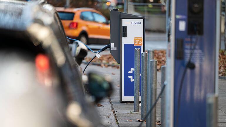 E-Autos in Baden-Württemberg.jpeg       -  Über eine Million E-Autos rollen über deutsche Straßen. Nach Auffassung von Expertinnen und Experten ist das zu wenig. Die Bundesregierung will bis 2030 mindestens 15 Millionen E-Autos auf die Straße bringen.