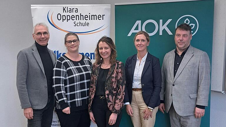 Bei der Eröffnung: Klaus Haschberger (von links, Stv. Ausstellungsleiter), S. Reinlein (Drogenkontaktlehrerin der Klara-Oppeheimer-Schule), Jasmin Colga (stellvertretende Direktorin der AOK Würzburg), Judith Roth-Jörg (dritte Bürgermeisterin der Stadt Würzburg) und Norbert Sierl (Schulleiter Klara-Oppenheimer-Schule)