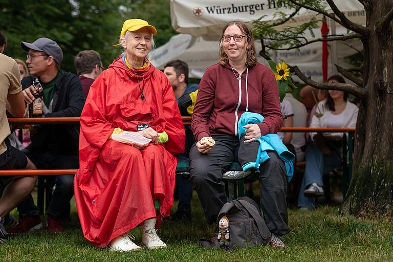 Schlechtes Wetter oder unpassende Kleidung: Viele Besucherinnen und Besucher des Ringparkfests hatten vorgesorgt. Schlechtes Wetter oder unpassende Kleidung: Viele Besucherinnen und Besucher des Ringparkfests hatten vorgesorgt. 