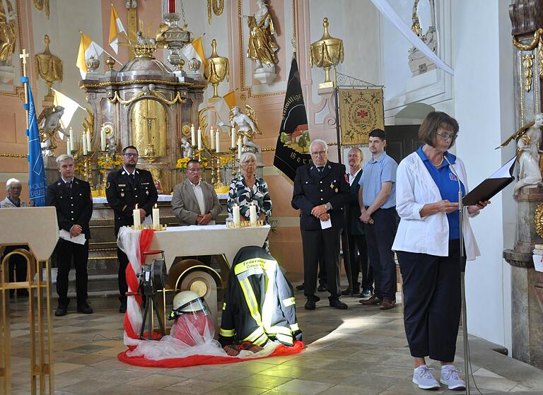 Vertreterinnen und Vertreter aus dem Gemeindeleben und der Freiwilligen Feuerwehr tragen die Fürbitten im Festgottesdienst vor.