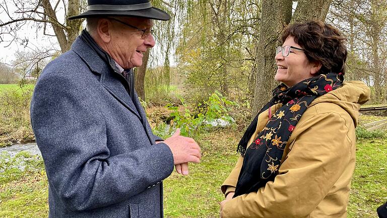 Sabine Riewenherm, die Präsidentin des Bundesamtes für Naturschutz, im Gespräch mit Karlheinz Herda, dem Besitzer der Ostheimer Kupfermühle.