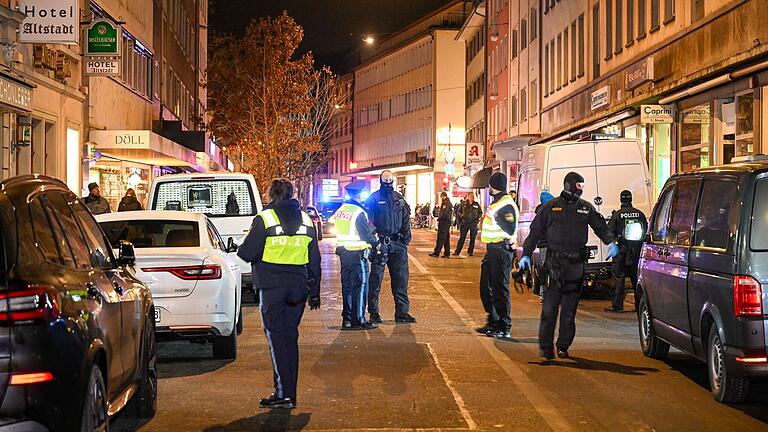 Am 4. Dezember fand in der Theaterstraße/Oberthürstraße in Würzburg eine Polizeirazzia statt. Am 4. Dezember fand in der Theaterstraße/Oberthürstraße in Würzburg eine Polizeirazzia statt.