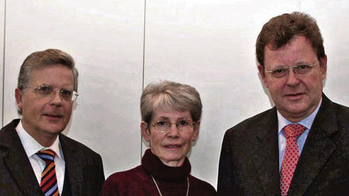 4000 Euro für die Station Regenbogen       -  Lohr (kat)   Einen Scheck über 4000 Euro überreichten Manfred Grundke, Vorstandsvorsitzender der Bosch Rexroth AG (rechts), und Dr. Georg Hanen, Vorstand Personal und Finanzen, im Namen der Führungskräfte der Bosch Rexroth AG, an Anni Väth für die Station „Regenbogen“ der Universitätsklinik Würzburg. Väth ist Mitglied der Elterninitiative leukämie- und tumorkranker Kinder Würzburg e.V., die die Krebsstation der Klinik unterstützt.