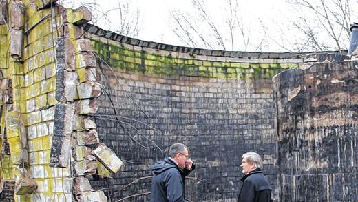 Kläranlagen-Ruine: Ingenieur Mathias Breitenbach (links) mit KU-Vorstand Hans Schneider. Kläranlagen-Ruine: Ingenieur Mathias Breitenbach (links) mit KU-Vorstand Hans Schneider.