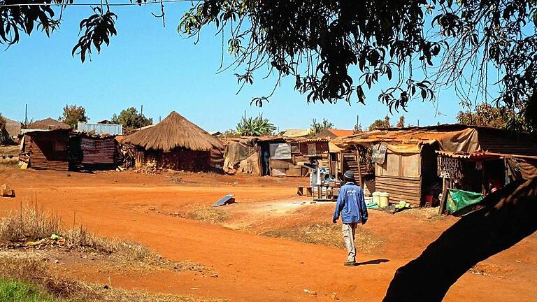 Afrika-Besuch: Hatcliff, ein Vorort von Harare. Hier sind nach Beobachtung von Afrika-Referent Klaus Veeh die Hütten zwar besser als anderswo, aber immer noch ohne Strom.