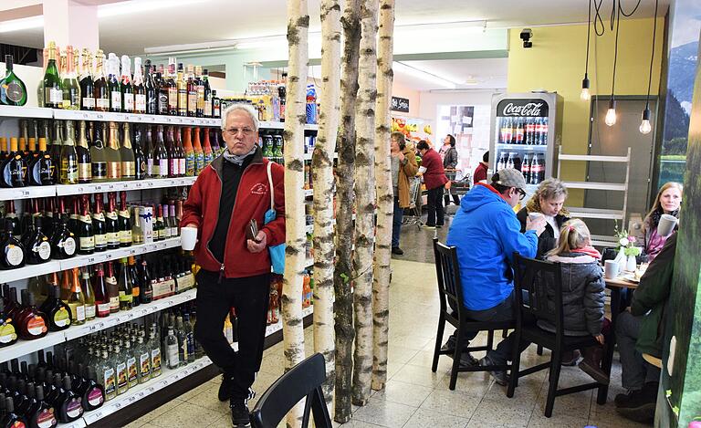 Am Samstag wurde im ehemaligen Kaufhaus Welzenbach der Dorfladen &quot;Rien-Eck - unser Laden&quot; eröffnet. - Neben dem Weinregal befindet sich eine gemütliche Café-Ecke.