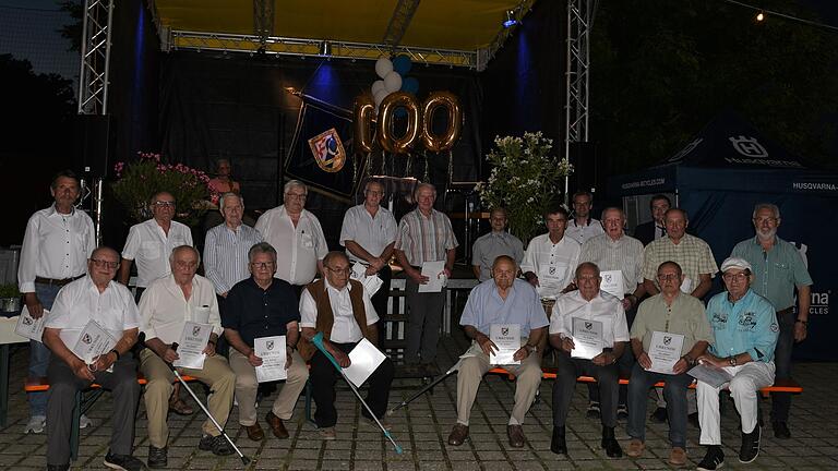 Die geehrten Mitglieder für 60, 65 und 70 Jahre Vereinszugehörigkeit. Im Hintergrund rechts der Vorstand