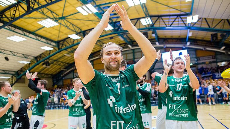 Ein Bild aus längst vergangenen Tagen, aber immer noch mit Aktualitätswert: In bisher sieben Auswärtsspielen in der Anhalt-Arena des Dessau-Roßlauer HV haben die Handballer der DJK Rimpar Wölfe - wie hier 2016 noch mit Stefan Schmitt (links) und Patrick Schmidt - noch nie verloren.&nbsp;