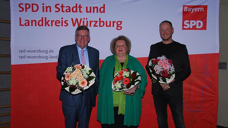 Die Landkreis-SPD hat ihre Kandidaten nominiert. Für ein Landtagsmandat treten Volkmar Halbleib als Spitzenkandidat und Kickers-Stadionsprecher 'Tobi' Grimm (rechts) sowie für den Bezirkstag Eva Maria Linsenbreder an.