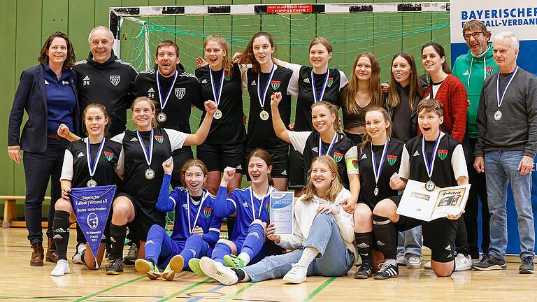 Neuer Bezirksmeister bei den Frauen ist der FC 05 Schweinfurt: (hinten von links) Yvonne Söser, Vorsitzende des Bezirks-Frauen- und Mädchen-Ausschusses, Co-Trainer Dieter Kölbl, Trainer Simon Eisinger, Tamara Musial, Anna Bäuerlein, Andrea Walter, Julia Imbimbo, Lara Bieber, Lena Pohly, Co-Trainer Martin Seltsam, Betreuer Rudi Katzenbergerunten, (vorne von links) Vanessa Heider, Nathalie Ullrich, Lisa Hecker, Leonie Heimann, Antonia Heider (oben), Isabell Heinisch (unten), Chiara Reck und Serafina Fritzmann. Neuer Bezirksmeister bei den Frauen ist der FC 05 Schweinfurt: (hinten von links) Yvonne Söser, Vorsitzende des Bezirks-Frauen- und Mädchen-Ausschusses, Co-Trainer Dieter Kölbl, Trainer Simon Eisinger, Tamara Musial, Anna Bäuerlein, Andrea Walter, Julia Imbimbo, Lara Bieber, Lena Pohly, Co-Trainer Martin Seltsam, Betreuer Rudi Katzenbergerunten, (vorne von links) Vanessa Heider, Nathalie Ullrich, Lisa Hecker, Leonie Heimann, Antonia Heider (oben), Isabell Heinisch (unten), Chiara Reck und Serafina Fritzmann.